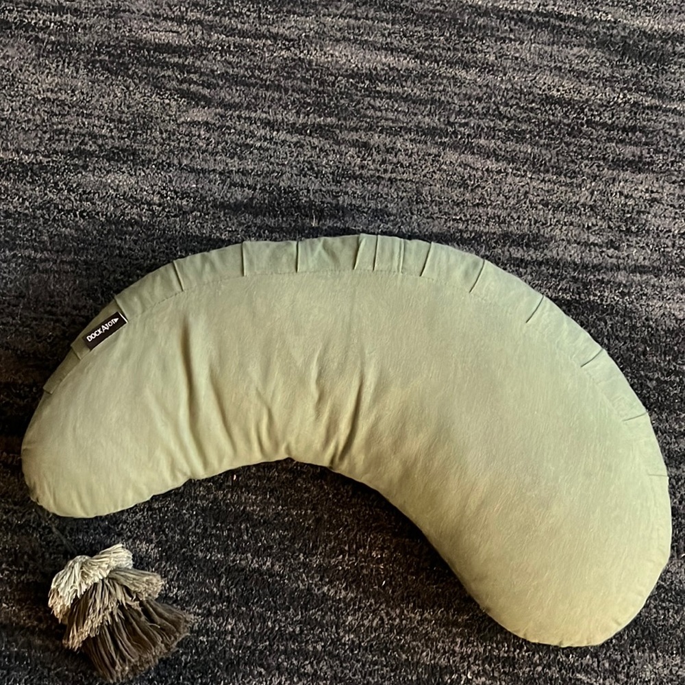 Dockatot la maman wedge nursing pillow